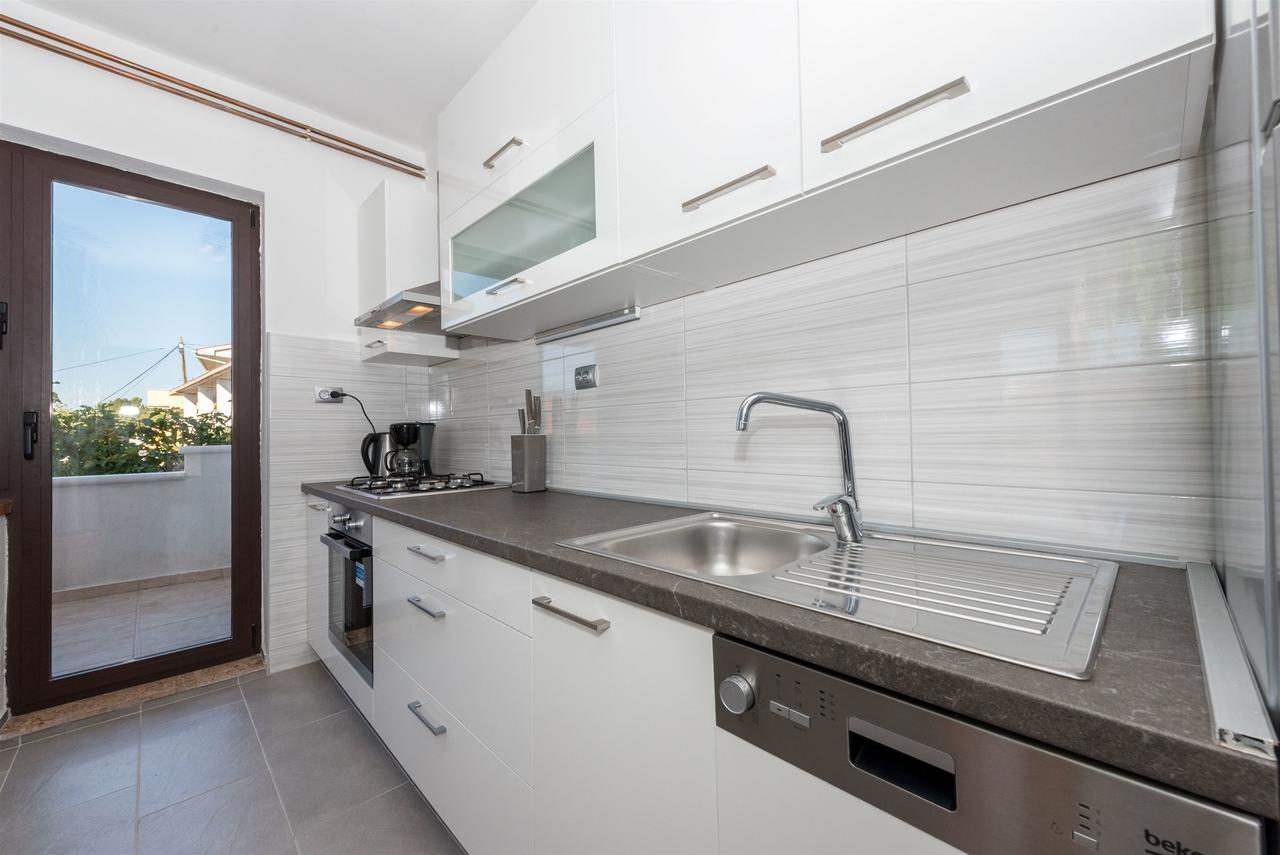 Apartments Snjezana Тисно Экстерьер фото